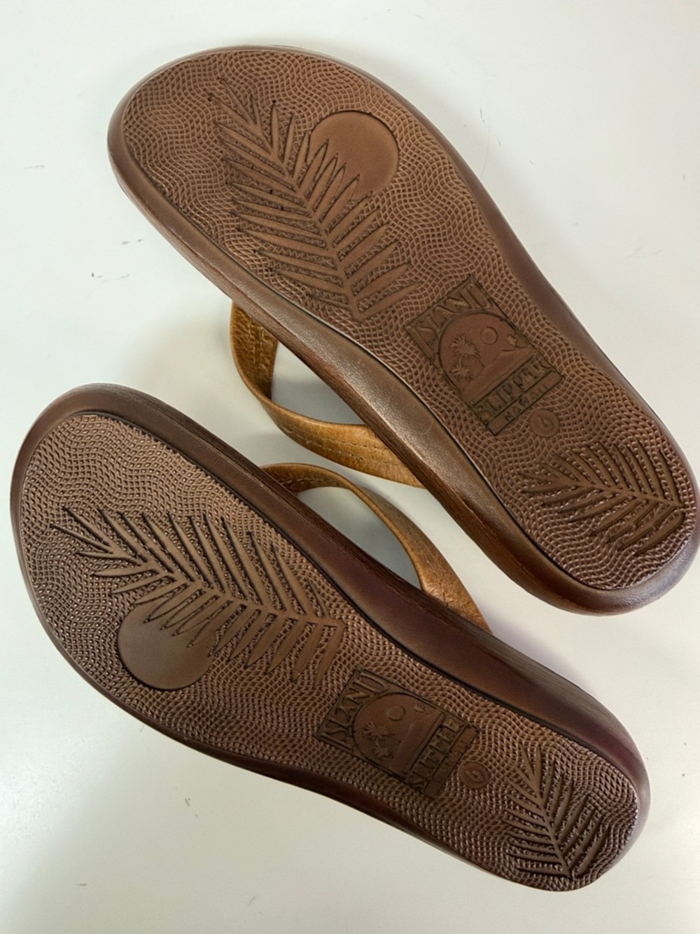 BRAND NEW Island Tan Suede Leather Thong Flip Flop Sandal Gold Hibiscus SIZE 6 - Picture 7 of 8